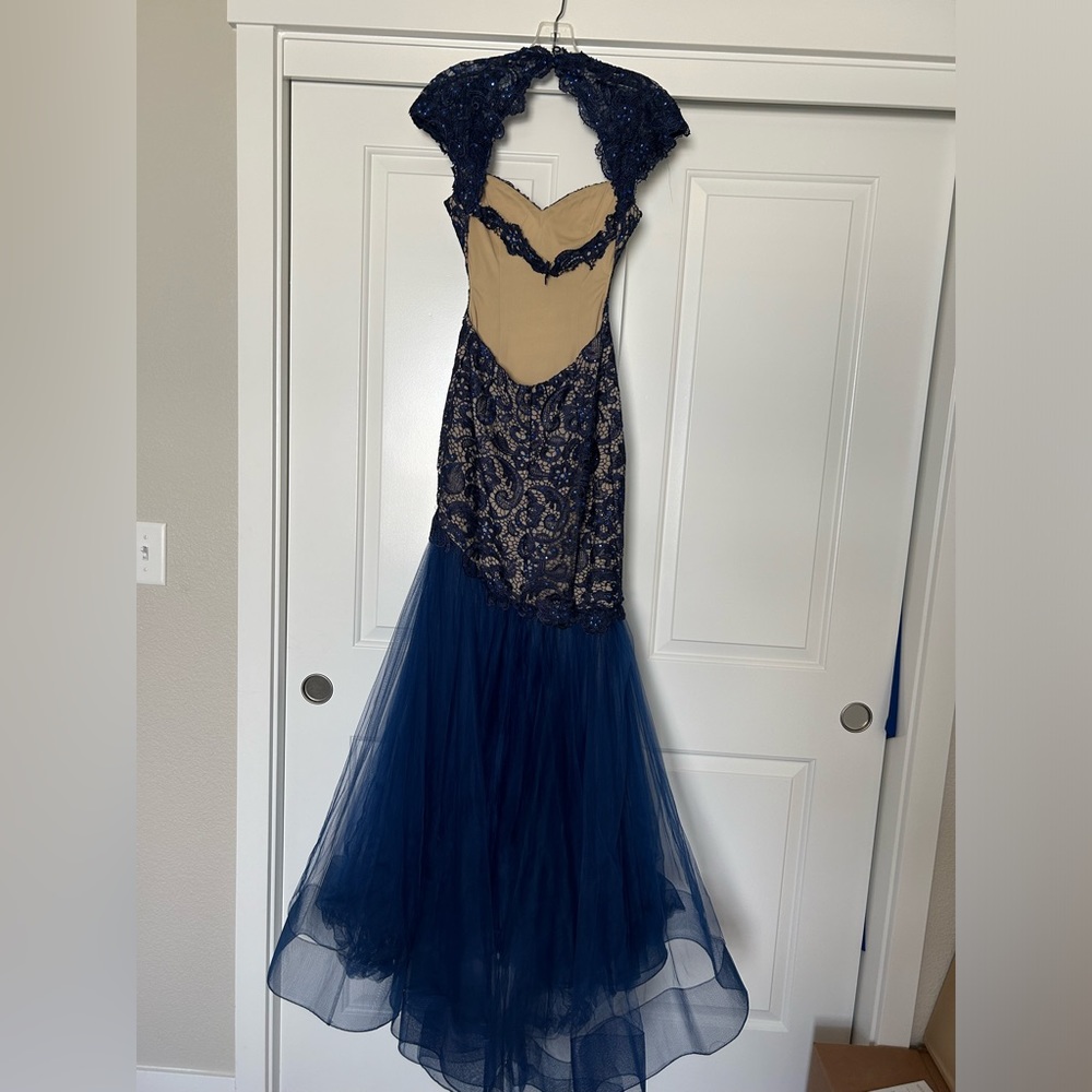 Formal dress - Picture 3 of 5